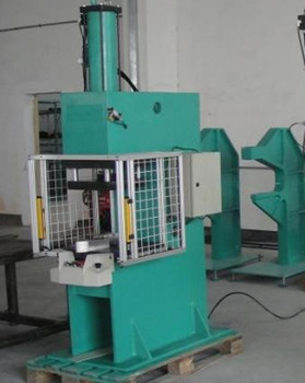 汽車行業(yè)如何運(yùn)用鉚接機(jī)提高組件質(zhì)量和生產(chǎn)效率？
